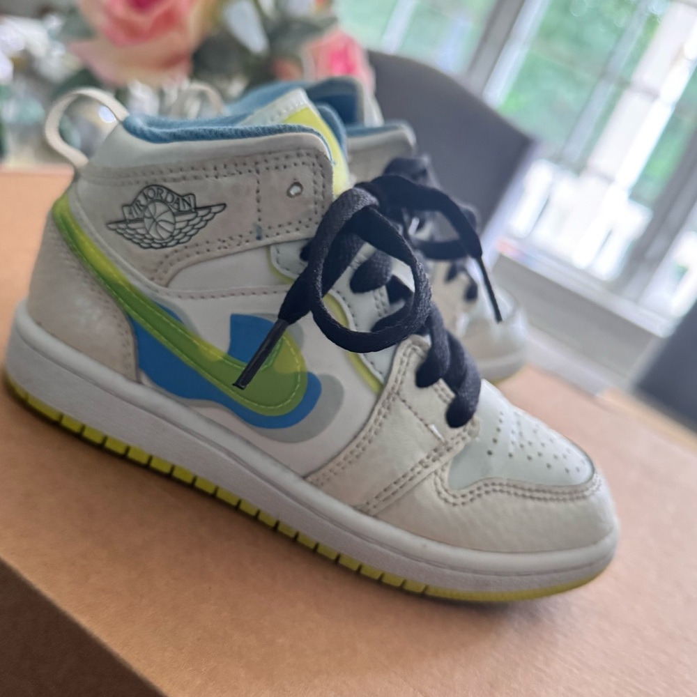 High top lace up Jordans. size 11c.